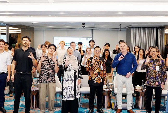 Kunjungan Mahasiswa Melbourne University ke BSI (Ki-ka) . SVP Environment Social Governance BSI Rima Dwi Permatasari, Direktur BSI, The Academic Program Director in Experiential Learning Faculty of Business and Economics University Of Melbourne Jason Brown dan Corporate Secretary BSI Wisnu Sunandar di Kantor Pusat BSI Jakarta (15/7).