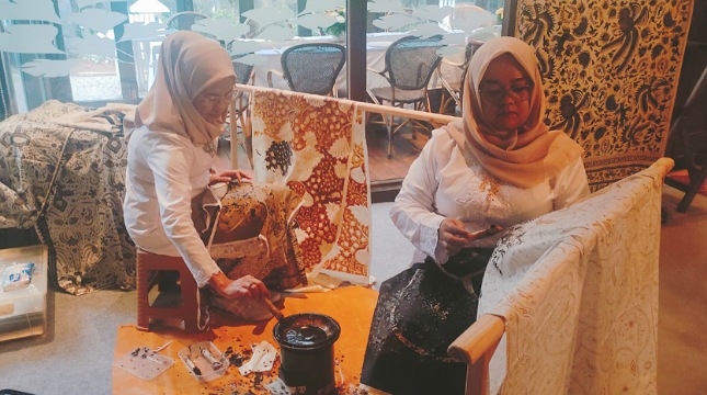 Pengrajin batik merawit Cirebon (Foto: Ridwan/Industry.co.id)