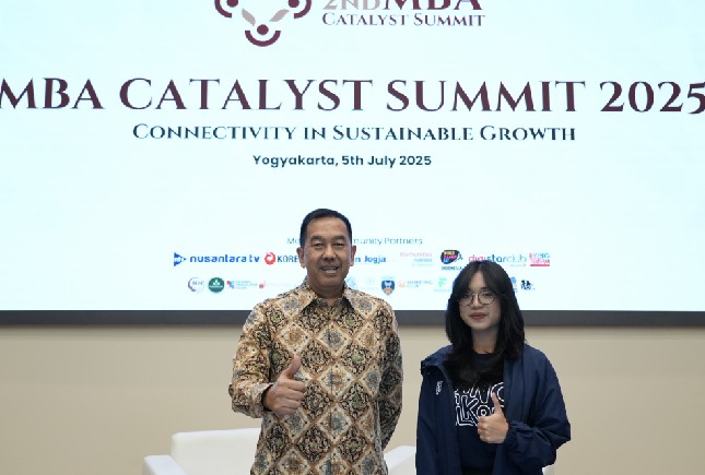 Wakil Direktur Utama Telkom Muhammad Awaluddin bersama Putu Gita Marsya Wijaya selaku Chapter Lead Digistar Club UGM dalam acara MBA Catalyst Summit 2025.