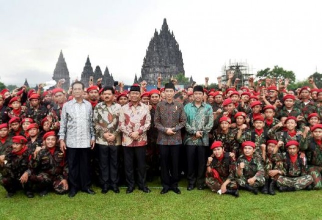 Presiden Jokowi berfoto bersama peserta Apel Kebangsaan Pemuda Islam Indonesia di pelataran Candi Prambanan, Sabtu (16/12). (Foto: BPMI)