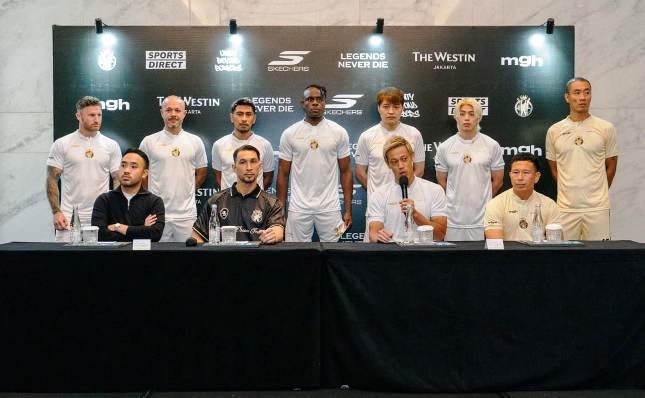 Bintang sepakbola Jepang Keisuke Honda dan para legenda sepak bola Asia siap tampil di laga eksibisi bertajuk Asia Warriors Football Club vs Persik Kediri.