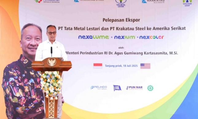 Menteri Perindustrian, Agus Gumiwang Kartasasmita saat menghadiri acara Pelepasan Ekspor Produk Baja Lapis PT Tata Metal Lestari ke Amerika Serikat, di Pelabuhan Tanjung Priok, Jakarta, Jumat (18/7).