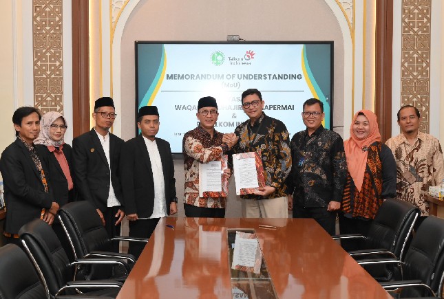 EVP Telkom Regional II Edie Kurniawan (Keempat dari kanan) dan Ketua Yayasan Waqaf Al Muhajirien Jakapermai Mohammad Syafiudin (Kelima dari kiri) beserta jajaran dari masing-masing pihak usai penandatanganan MoU, di Bekasi, Jumat (18/7).