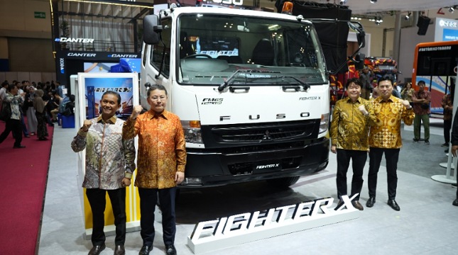 Peluncuran Mitsubishi Fuso Fighter-X FM65F Tractor Head