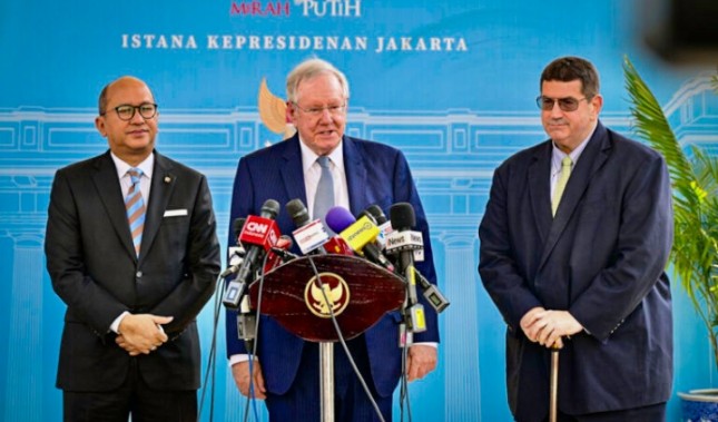 Keterangan Foto: Chairman & Editor-in-Chief Forbes Media, Steve Forbes, menyampaikan keterangan pers kepada awak media usai pertemuan dengan Presiden Prabowo di Istana Merdeka, Jakarta, pada Rabu, 23 Juli 2025. (Foto: BPMI Setpres)