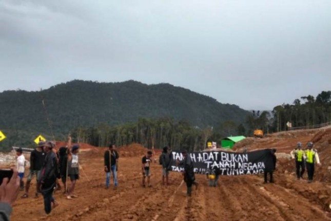 Demonstrasi warga Halmahera Timur atas kerusakan tanah adat diduga akibat tambang nikel.