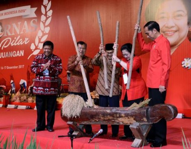 Presiden Jokowi-Wapres JK saat menghadiri Rakornas Tiga Pilar PDI-Perjuangan, Sabtu (16/12) (Foto: BPMI)