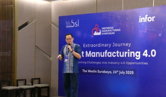 Bapak Yundi Tenggono saat memberikan sambutan, dengan latar belakang layar LED yang menampilkan tema acara. Tujuan: Menampilkan momen pembukaan resmi dan figur kunci dari penyelenggara.
