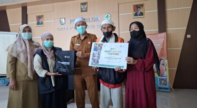 Layanan Kesehatan Cuma-Cuma (LKC) Dompet Dhuafa Jawa Barat menyalurkan bantuan paket nutrisi tinggi protein kepada 12 pasien TBC di wilayah kerja Puskesmas Citarik, Kecamatan Pelabuhanratu, Kabupaten Sukabumi, pada Senin, 21 Juli 2025.