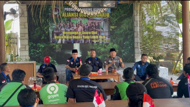 Keterangan Foto: Aliansi Wartawan Online Sidoarjo (AWOS) menggelar Forum Jaring Aspirasi yang dihadiri oleh Aliansi Ojol Sidoarjo (AOS), pada Kamis (24/7/2025).