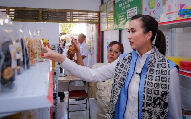 Caption: Menteri Pariwisata Widiyanti Putri Wardhana saat meninjau Koperasi Desa Merah Putih/Koperasi Kelurahan Merah Putih di Klaten, Jawa Tengah, Senin (21/7/2025).