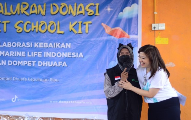 Caption: PT Tokio Marine Life Insurance Batam bersinergi dengan Dompet Dhuafa Kepri menyalurkan 50 paket school kit dalam program Penyaluran Donasi Paket School Kit.