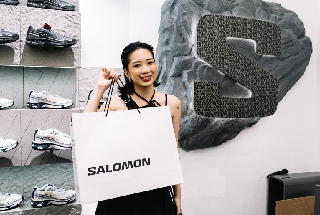 Pengunjung berbelanja di Salomon Indonesia