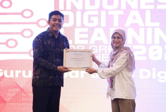 Peserta Pelatihan Indonesia Digital Learning (Kiri) dan Presales Coordinator Pijar Sekolah Khervin Ratu (Kanan) saat acara Indonesia Digital Learning (IDL) 2025, beberapa waktu yang lalu.