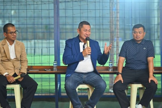Sandry Pasambuna, Direktur Utama PT Surveyor Indonesia (tengah)