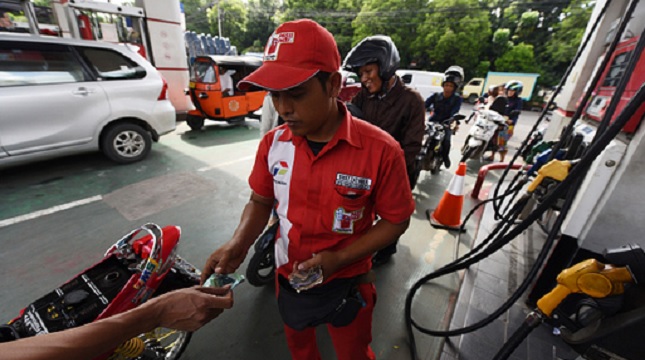Ilustrasi pengisian bahan bakar di SPBU Pertamina. (Dimas Ardian/Bloomberg/Getty Images)