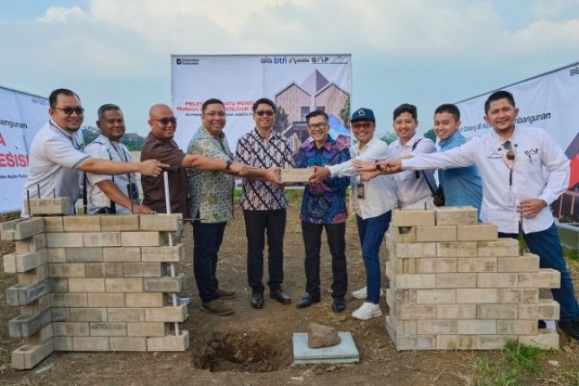 Direktur Sales & Marketing SIG, Dicky Saelan (kelima kanan) bersama Direktur Keterbukaan Publik, Transparansi, dan Akuntabilitas, Kementerian PKP Brigjen Pol. Julisa Kusumowardono (keenam kanan) serta Direktur Utama Asatu Realty Property Group, Joko Santosa (keempat kanan) pada saat seremoni peletakan batu pertama pembangunan Rumah dengan menggunakan Bata Interlock Presisi di perumahan Graha Asatu Puncak, Cibodas, Cianjur, Jawa Barat, pada Jumat (1/8/2025).