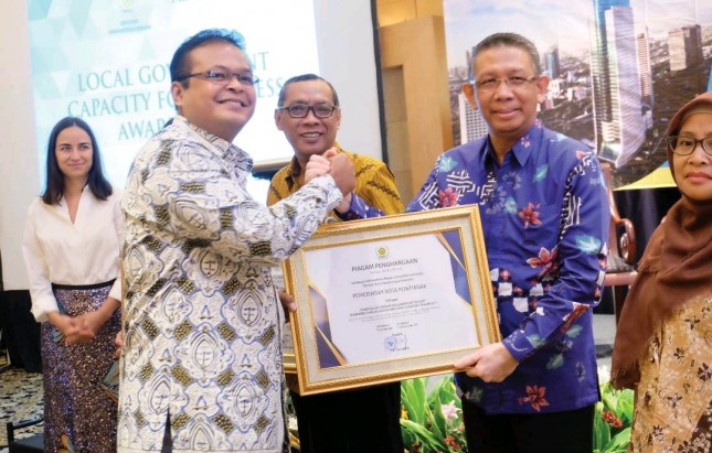 Wali Kota Pontianak, Sutarmidji meraih penghargaan Leadership Award 2017 (dok INDUSTRY.co.id)