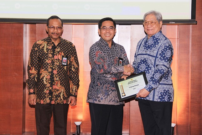 Sekjen Kemenperin, Haris Munandar saat memberikan sertifikat OVNI (Foto: Humas)