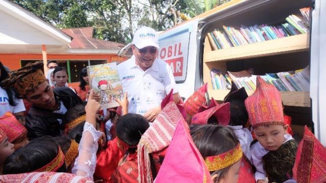 Direktur Utama Askrindo Asmawi Syam bersama anak -anak PAUD saat menyerahkan CSR Mobil Pintar di Medan