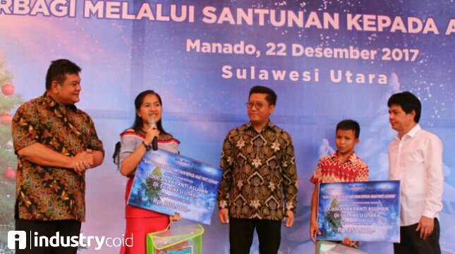Dirut Pupuk Indonesia (persero) Aas Asikin Idat (paling kanan), Plt. Dirut Angkasa Pura 1 Wendo Asrul Rose (paling kiri) berikan bantuan kepada 1000 anak yatim.