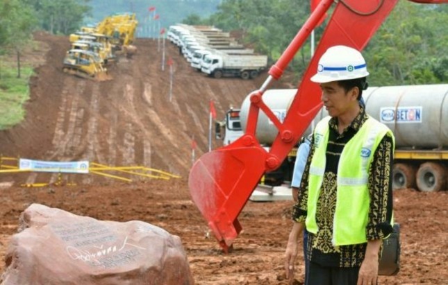Jokowi meninjau Proyek Infrastruktur Jalan Tol (foto - Setkab) 