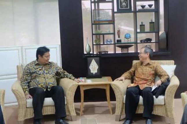 Ketua Asosiasi Kaca Lembaran dan Pengaman, Yustinus Gunawan saat bertemu Menperin, Airlangga Hartarto (Foto: Dok. Industry.co.id)