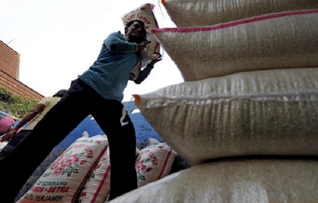 Ilustrasi kuli muat beras. (Jewel Samad/Getty Images)