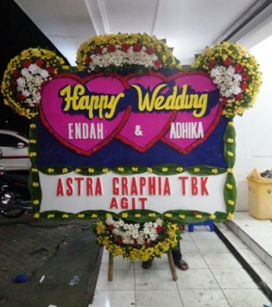 Salah satu karangan bunga papan ucapan berbahagia dari PT Astra Graphia Tbk (ASGR) bagi pasangan yang menikah. Bunga papan ini dibuat Arif di emperan pertokoan dan perkantoran di Jakarta Pusat (Foto Abe)