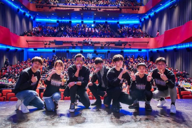 Para Pemain dan Crew Film 'Along With The Gods: The Two World' dalam Acara Greeting Tour di Busan, Korea Selatan. (Source: www.soompi.com)