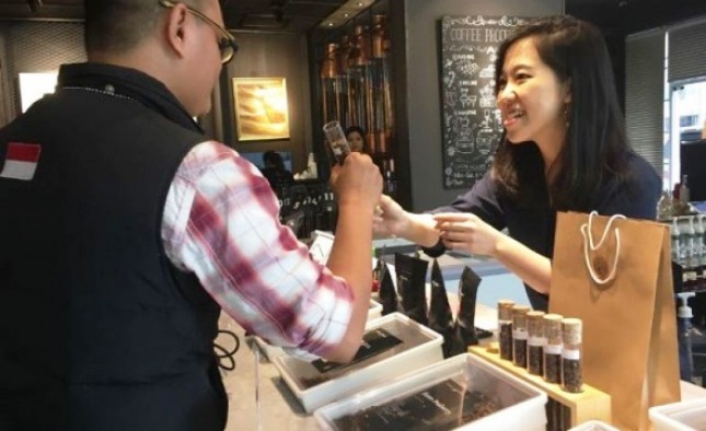 Evani Jesslyn sedang melayani pelanggan kopi di gerai First Crack Coffee Academy (Foto Abe)