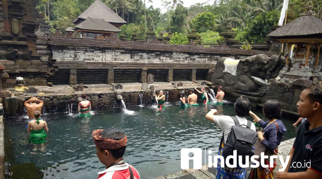 Wisatawan Mancanegara dan Wisatawan Domestik Berkunjung ke Tampak Siring Ubud, Bali (Foto: Riziki Meirino/Industry.co.id)