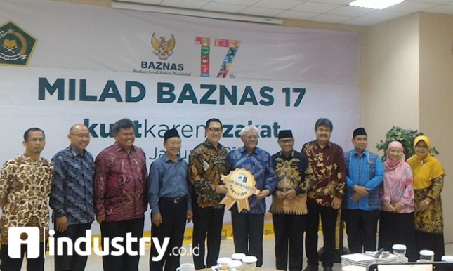 Wakil Ketua BAZNAS Dr. Zainulbahar Noor, SE, M.Ec, menerima sertifikat ISO 9001:2015 dari Lead Auditor WQA Novian AP dalam acara peringatan Milad ke-17 BAZNAS, di Kantor Kemenag Jl. MH. Thamrin, Jakarta, Selasa (16/1/2018). (Foto: Istimewa/BAZNAS)