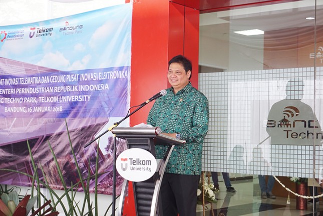 Menteri Perindustrian, Airlangga Hartarto saat meresmikan Bandung Techno Park (Foto: Humas)