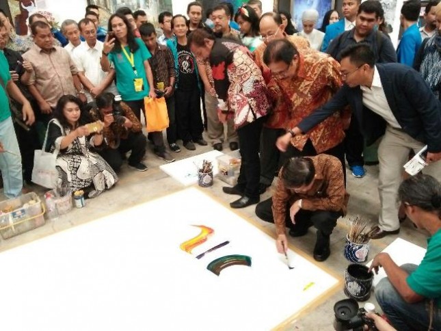 Chairman Jababeka Group SD Darmono sedang melukis di pameran Indonesia Art Exhibition