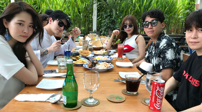 Oh Minji, Kim Hyerim, Lee Eunji, Hwang Kichun, dan Yoon Hyoh Yuk, Artis Asal Korsel yang Menyantap Makanan Indonesia di Restoran de' Dapoer, Sanur, Bali (Foto: Kemenpar)