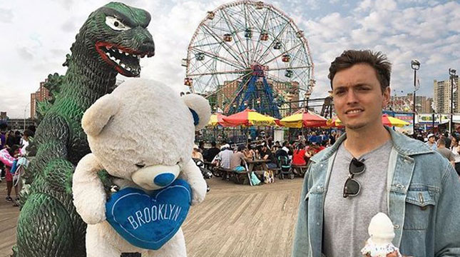 Traveler Asal Los Angeles, Kieran Murray Bertraveling Bersama Karakter Figure Godzilla yang Bernama Ryan (Foto:@ryangodzilling/Instagram)