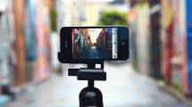 Ilutsrasi Nge-Vlog Tempat Wisata Menggunakan Handphone (Foto: pidjar.com)