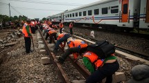 Ilustrasi pembangunan rel kereta. (Pradita Utana/NurPhoto)