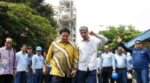 Menteri Perindustrian Airlangga Hartartoberbincang dengan Direktur Utama PT Indorama PetrochemicalsSaurabh Mishra ketika peresmianpembangkit listrikcaptive powermilikPT IndoramaPetrochemicalsdi Cilegon, Banten (Foto: Kemenperin)
