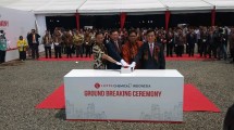 Menteri Perindustrian Airlangga Hartarto bersama Kepala BKPM Thomas Lembong dan Chairman Lotte Group Shin Dong Bin dalam acara Groundbreaking pabrik petrokimia PT Lotte Chemical Indonesia (Foto: Ridwan/Industry.co.id)