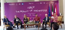 (Ki-ka): Dr. Nicola Bianchi, Italian Scientific Attache, Dr. Luca Mosele, kurator pameran, Dr. Carla Giusti, kurator pameran, Dino R. Kusnadi, Direktur Eropa I, Kemenlu, Mr. Vittorio Sandalli, Duta Besar Italia untuk Indonesia