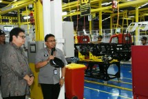 Menteri Perindustrian Airlangga Hartarto ketika melakukan kunjungan kerja ke PT Kreasi Mandiri Wintor Indonesia (KMWI) di Citeureup, Kabupaten Bogor, Jawa Barat.