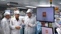 Steven Shi, Country Head Xiaomi Indonesia sedang berdiskusi bersama dengan Djohan Sutanto, Direktur Erajaya Group dan Bidin Yusuf, Direktur Operasional PT. Sat Nusapersada mengenai proses operasional produksi di PT. Sat Nusapersada, Batam.