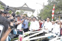 Mentan Amran Sulaiman saat membagikan alat mesin pertanian ke petani