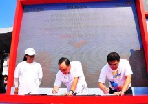 Dengan disaksikan Menteri BUMN, Rini Sumarno (kiri), Dirut Bank BTN, Maryono (tengah), sedang menandatangani kesepakatan kerja sama dengan Dirut Telkom, Alex J Sinaga (kanan), di Sidoarjo untuk menghadirkan IndiHome BTN bagi nasabah BTN.