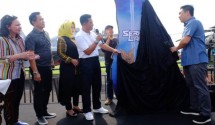 Kepala Staf Angkatan Udara (Kasau) Marsekal TNI Yuyu Sutisna, S.E, MM membuka selubung poster film "Serigala Langit" bersama dengan Arnold J Limasnax mewakili Emotion Entertainment