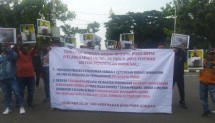 ribuan keluarga korban ijazah palsu STT Arastamar berdemo tuntut pelaku kejahatan ijazah palsu segera dipenjarakan (Foto: INDUSTRY.co.id)