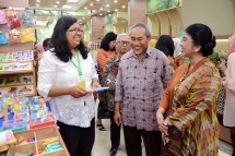 Sekretaris Direktorat Jenderal IKMA Kemenperin Eddy Siswanto bersama Wakil Ketua Dekranasda DIY GKBRAA Paku Alam saat meninjau Pameran Kerajinan Jogja Istimewa 2019