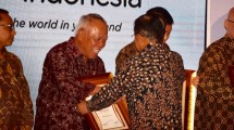 Menteri Basuki Menerima Penghargaan Tokoh Infrastruktur Merah Putih